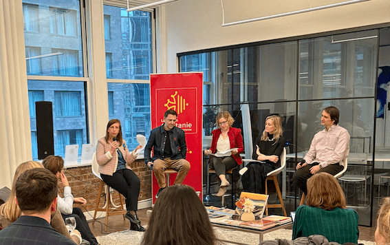 De gauche à droite : Stéphanie Liot (Project Manager à la Maison de l'Occitanie), Matthieu Salvignol, Christina Rebuffet-Broadus, Emily Ayoob et Octave Berry, à l'Afterwork de la Maison de l'Occitanie, à New York, le 10 avril 2025. Crédit : Vanessa Richard.