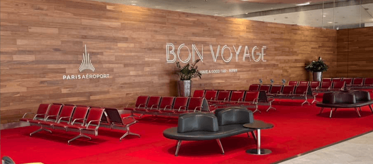 Aéroport CDG terminal intérieur rouge passagers