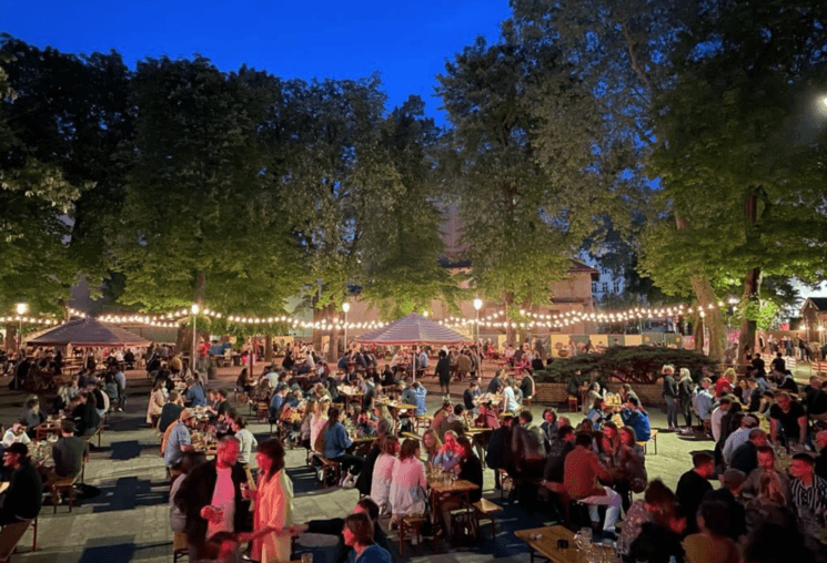 La cour du Prater Biergarten de nuit