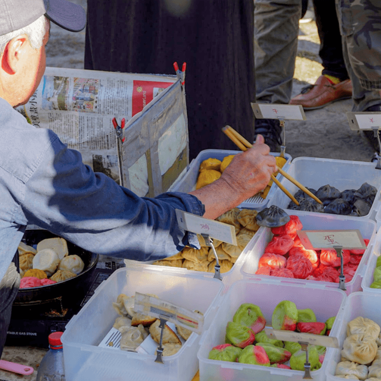Un vendeur servant des brioches asiatiques