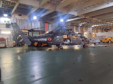 Hélicoptère Dauphin : La souplesse d’emploi du Dauphin, permet d’ajouter une dimension supplémentaire aux manœuvres et opérations que les officiers-élèves découvriront.