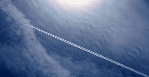 un avion survole l'Europe