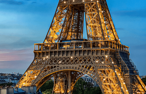 la tour eiffel se pare de d'or pour sensibiliser aux cancers d'enfants dans le monde