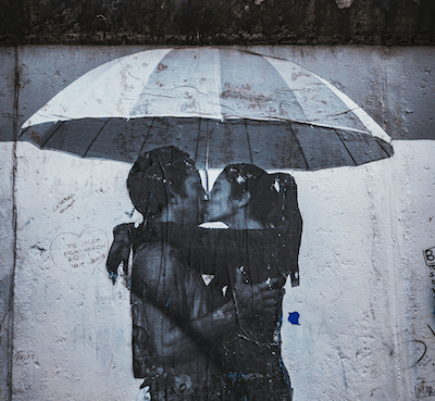 un couple expatrié heureux