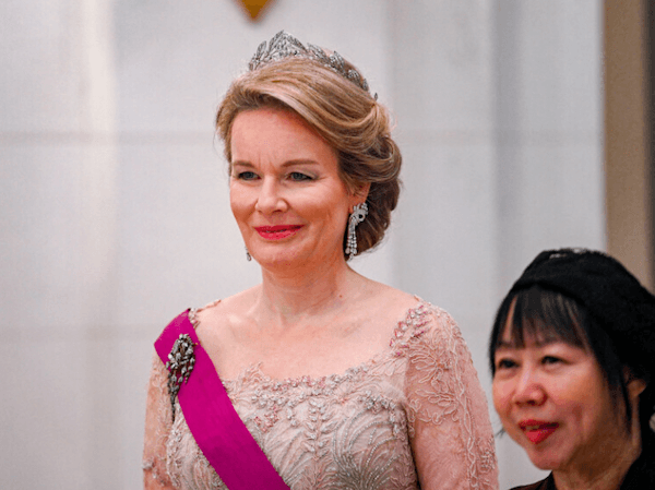 La reine de Belgique reçoit le couple présidentiel de Singapour