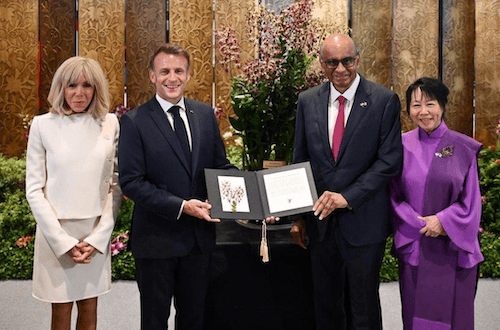 Les Présidents singapouriens et français et leurs épouses au Parlement singapourien (© Straits Times)