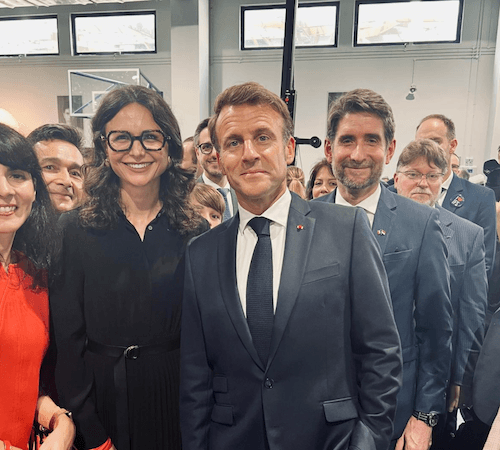 Emmanuel Macron avec Chloé Vialard, Avocate à Singapour, à l'initiative d'une permanence juridique à l'écoute des violences faites aux Français de l'étranger, notre lauréate des Trophées des Français de l'étranger.