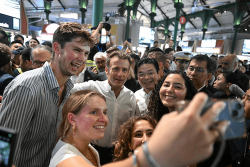 Emmanuel Macron et Lawrence Wong en visite à Law Pa Sat (© Straits Times)