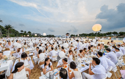 Dîner en Blanc à Singapour à Tanjong Beach en 2014. Photo: www.sochic.sg