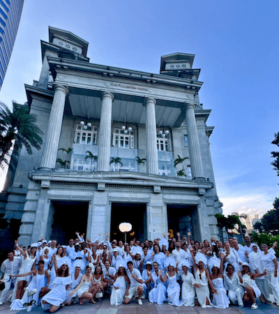 Le groupe “Les Fabulous” au départ du Fullerton Hotel samedi 6 septembre. Photo: Anne-Céline Vincendon