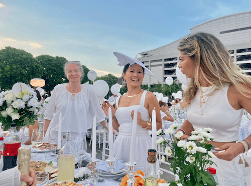 Le groupe “Les Fabulous” au départ du Fullerton Hotel samedi 6 septembre. Photo: Anne-Céline Vincendon