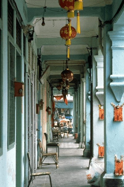 Un “five-foot way” sur Rowell Road, dans les années 80. Photo: National archives of Singapore.