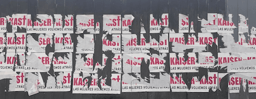 Photo prise le 16 novembre dans la ville de Viña Del Mar. Posters arrachés dont il est écrit “Kast e Kaiser, las mujeres volvemos atrás” signifiant que “les femmes reviennent en arrière”, sous-entendant que les droits des femmes reculeront avec la présidence de Kast ou de Kaiser.