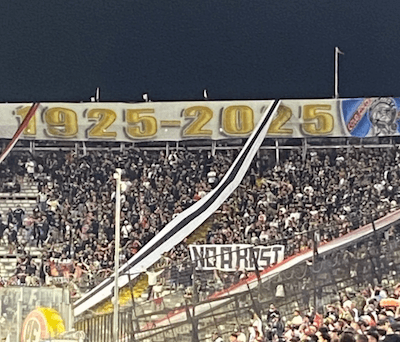 Photo prise le dimanche 23 novembre 2025 au Stade Monumental David Arellano, montrant quelques supporters portant une affiche intitulant ‘NO A KAST’ (non à Kast).