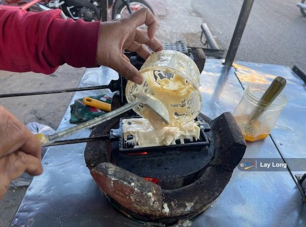 Le Num Pum, la gaufre khmère des marchés au Cambodge