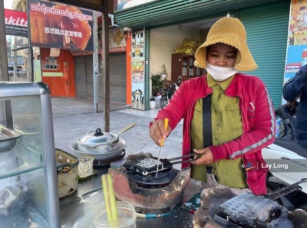 Le Num Pum, la gaufre khmère des marchés au Cambodge