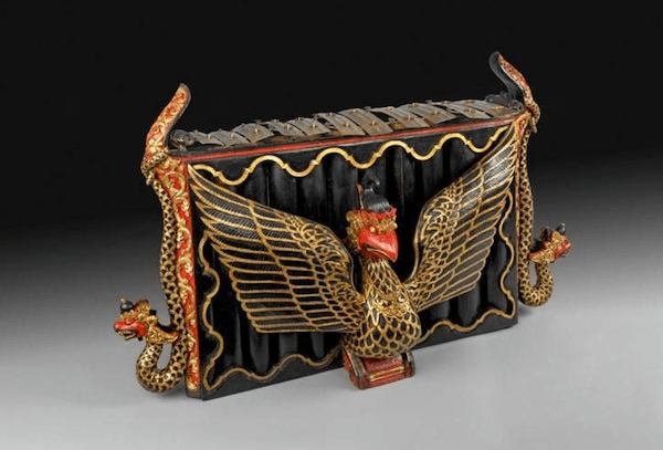 Un instrument de gamelan ramené par Raffles de Java à Londres (© British Museum)