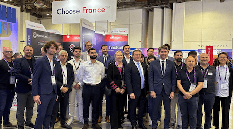 S.E. Stephen Marchisio, Ambassadeur de France à Singapour, avec M. Vincent Strubel, Directeur général de l’Agence nationale de la sécurité des systèmes d'information, Mme Carine Lespayandel, Directrice exécutive de la FCCS, et les exposants du Pavillon France sur le salon GovWare 2025.