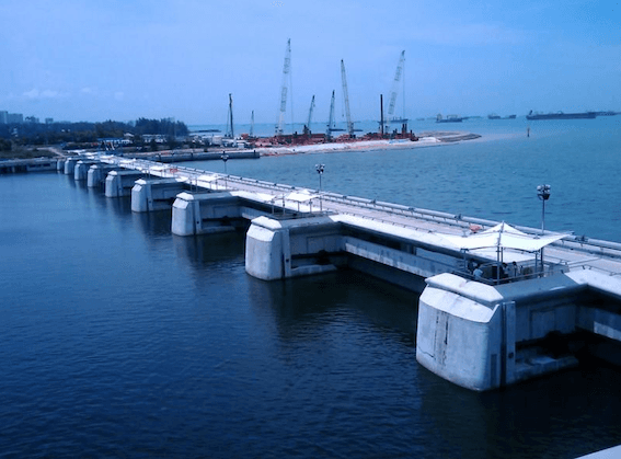 Marina barrage sur l’estuaire de la Singapore river (© Flickr)