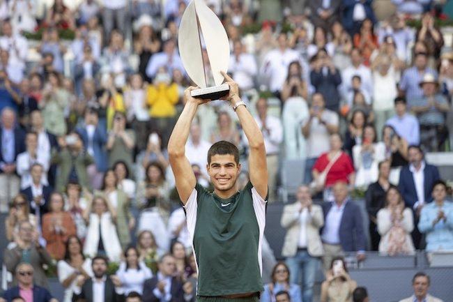 Carlos Alcaraz soulève son trophée