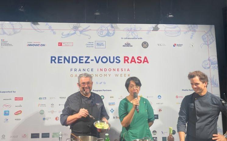 Le Chef doublement étoilé Stéphane Carrade accompagné de sa traductrice et de son assistant lors de sa Masterclass à Jakarta