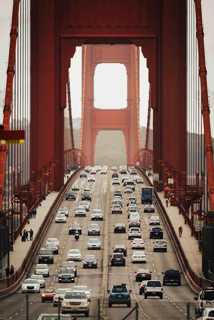 Le traffic de voitures sur le Golden Gate Bridge