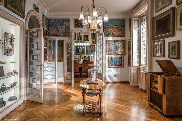 salle avec plusieurs tableaux exposés