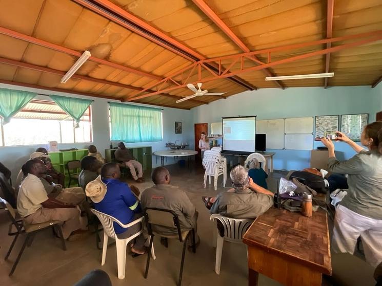 Dr Hauw donnant une conférence de sensibilisation dans un sanctuaire en Namibie