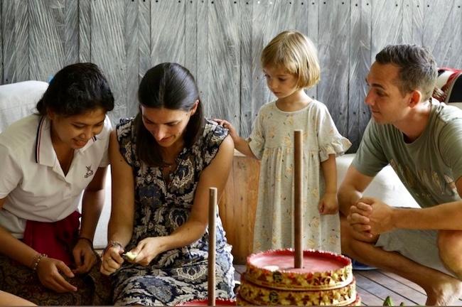 Céline, Flo et Léa pendant les fêtes traditionnelles