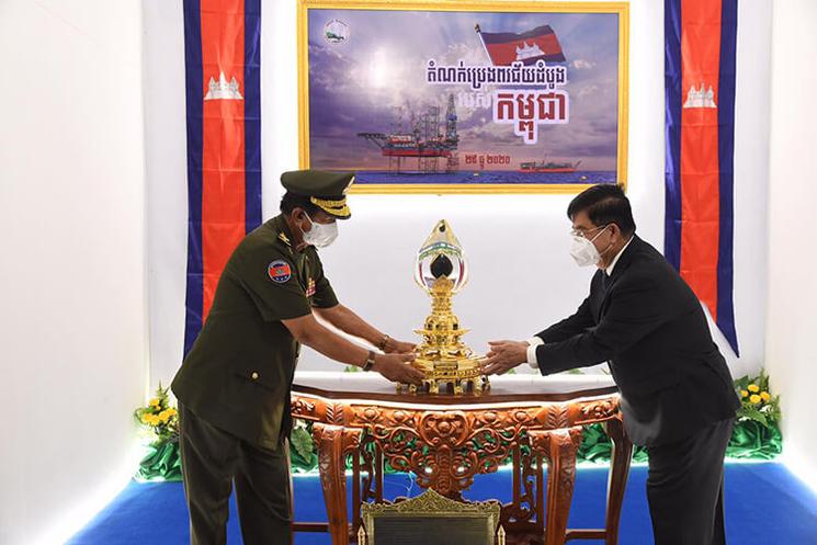 Ceremonie portant la première goutte de petrole cambodgien au memorial Gagnant Gagnant a été installé par le ministre de l'énergie et des mines Suy Sem et Tea Banh, ministre cambodgien de la défense