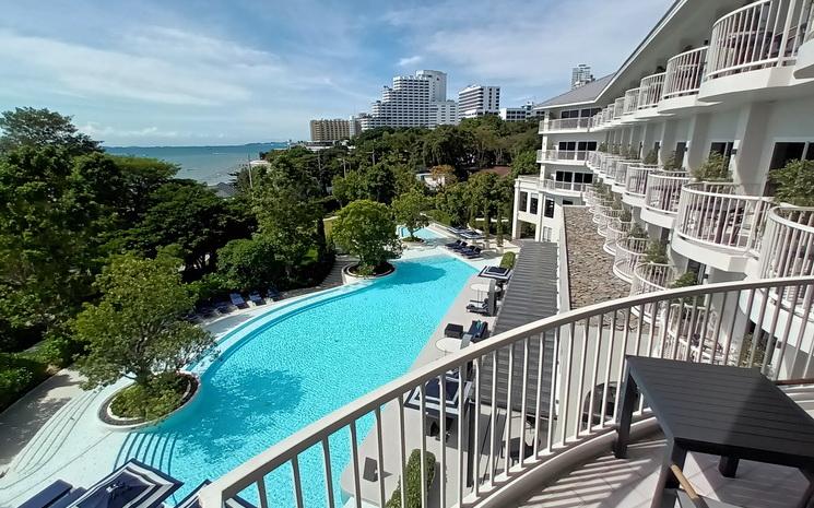 Vue exterieure depuis une chambre de l'hotel Cross Pattaya Pratamnak