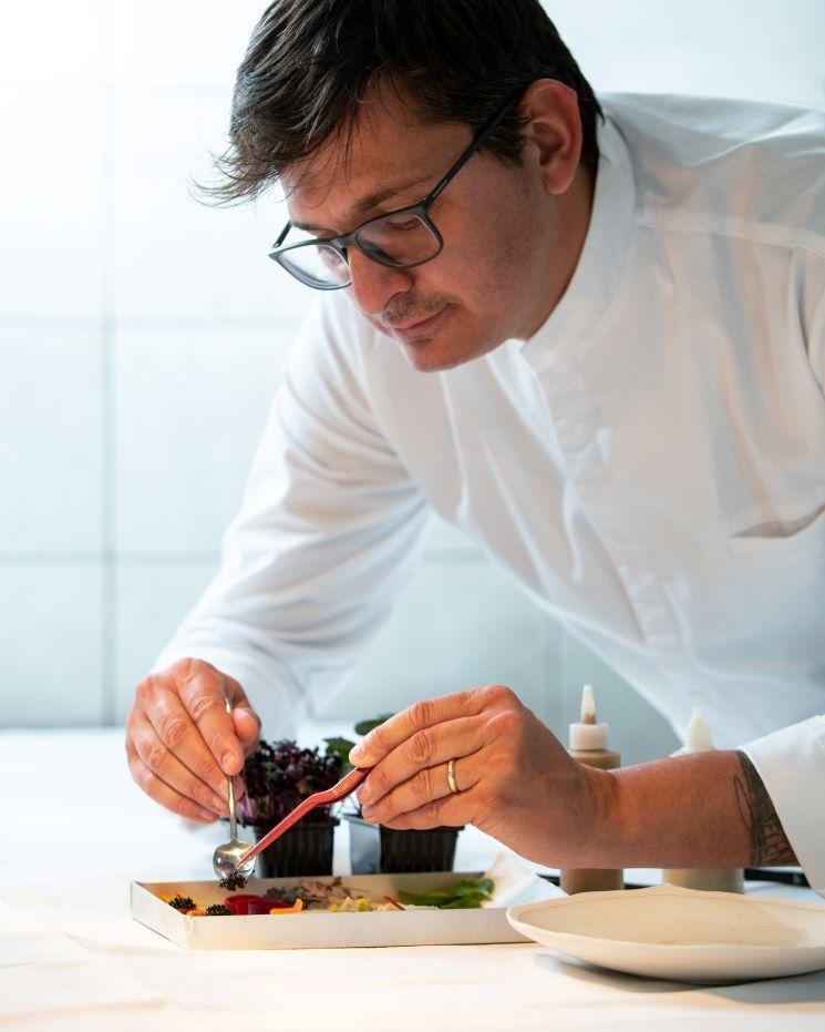 Le Chef Metayer en cuisine au Pavillon d'Athenes
