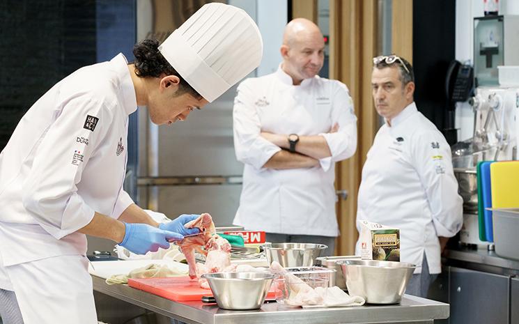 Les chefs Dunand Sauthier et Bugnand observent un apprenti cuisinier a la Food School Bangkok