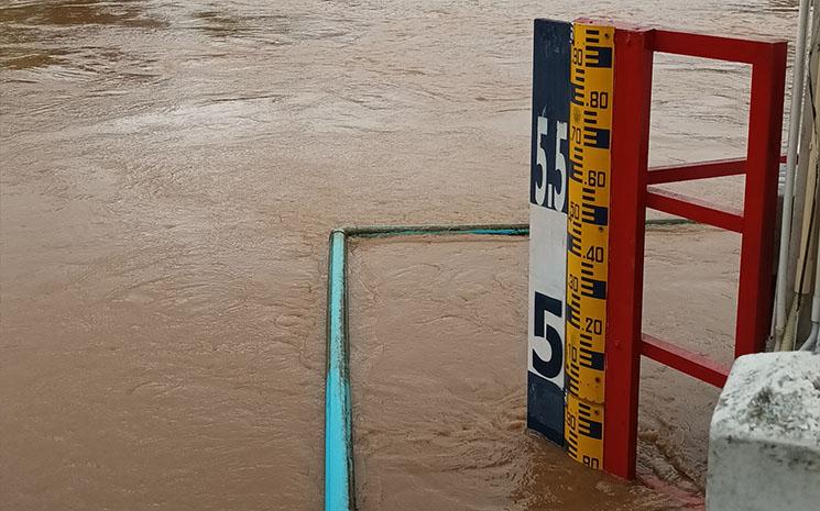 Vue de la mesure du niveau de la riviere Ping a Chiang Mai lors des inondations de 2024
