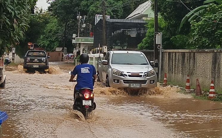 Une rue de Chiang Mai inondee