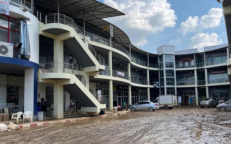 Un community mal de Chiang Mai couvert de boue apres des inondations historiques