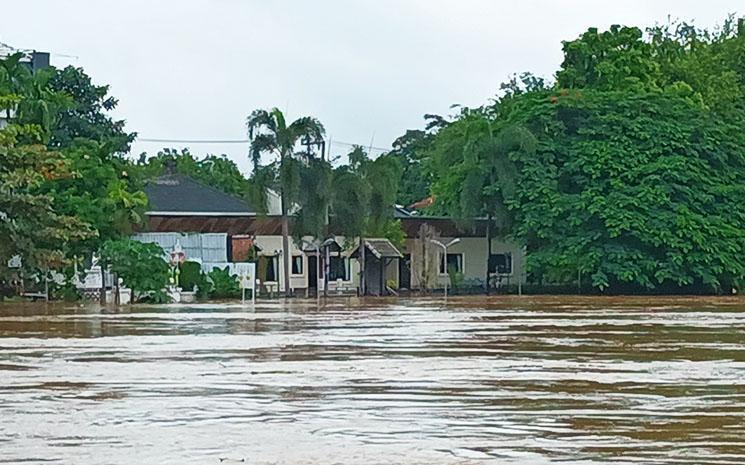Vue d'un hotel inonde a Chiang Mai en 2024