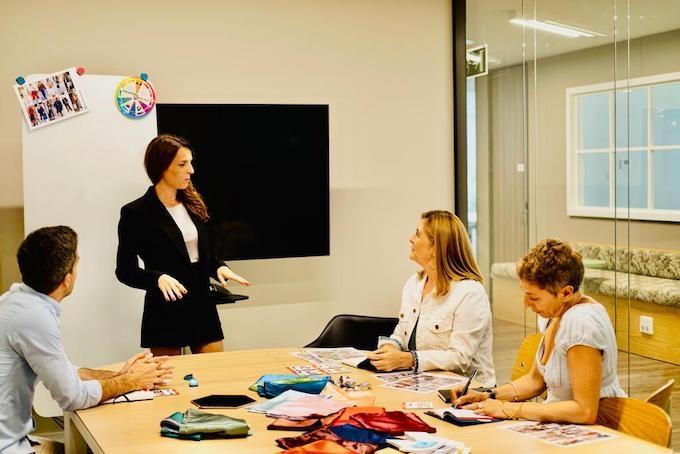 reunion avec des personnes autour d'une table