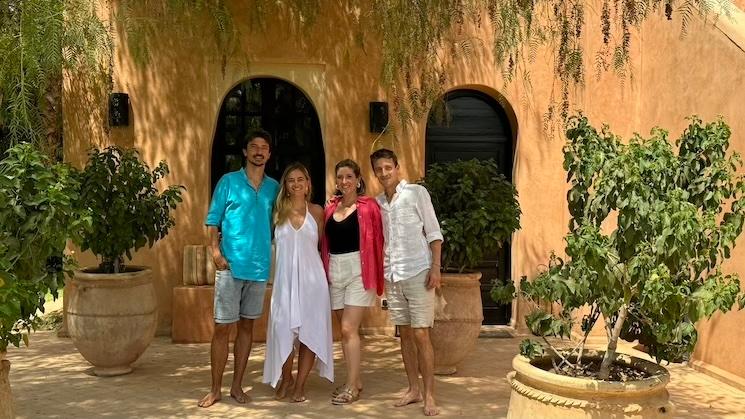 Clémentine Hamdan entourée de sa fratrie