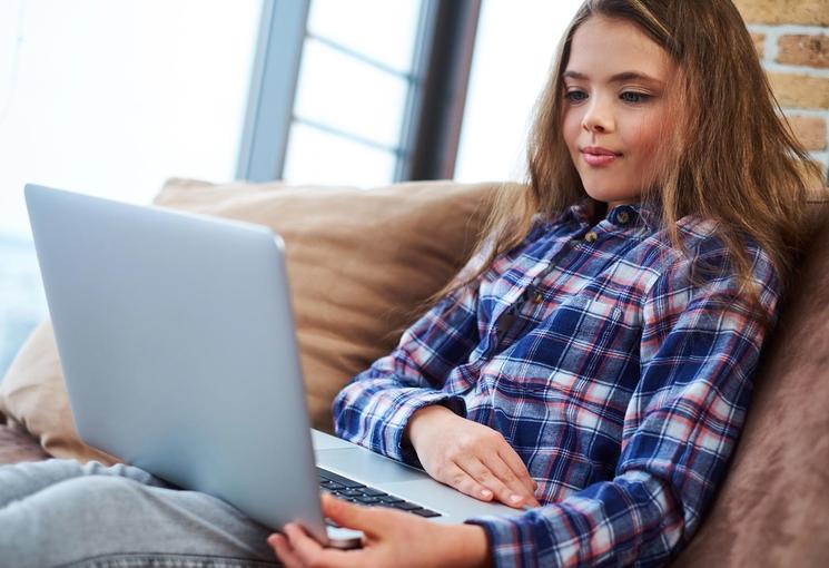 une jeune fille apprend une poésie avec le CNED