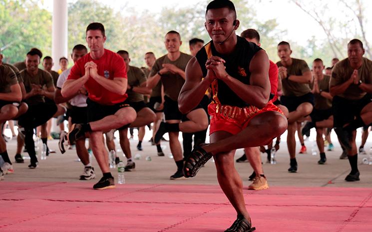 Le champion thailandais de Muay Thai Buakaw donne un entrainement pour des soldats americains