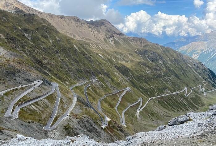 col du stelvio avec ses virages à épingles