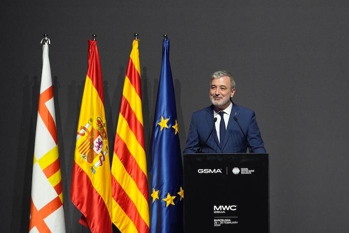 le maire de barcelone Collboni
