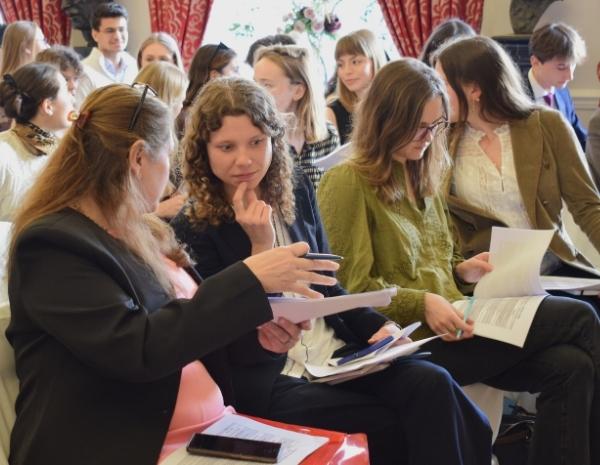 Le concours d'éloquence à l'ambassade belge