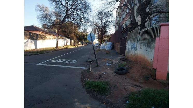 une rue et ses batiments délabrés