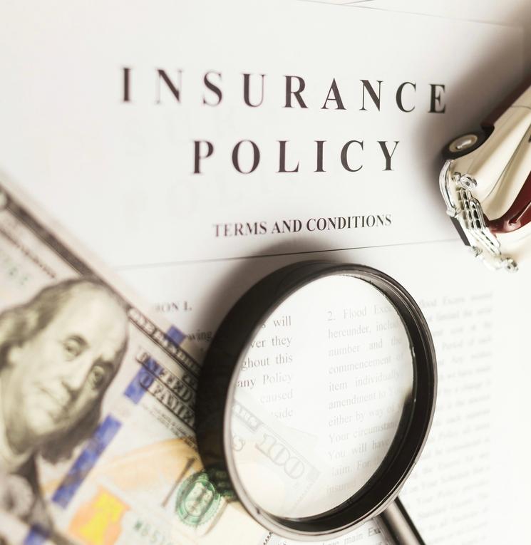 Un contrat, une loupe, une voiture et un billet de $100