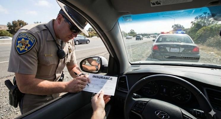 Un policier contrôle un automobiliste