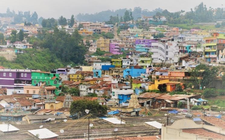 Les maisons à flanc de colline de Coonoor dans le Tamil Nadu