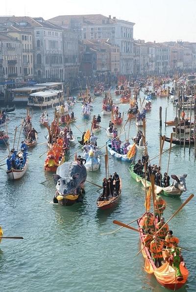 cortège sur l'eau au carnaval de venise