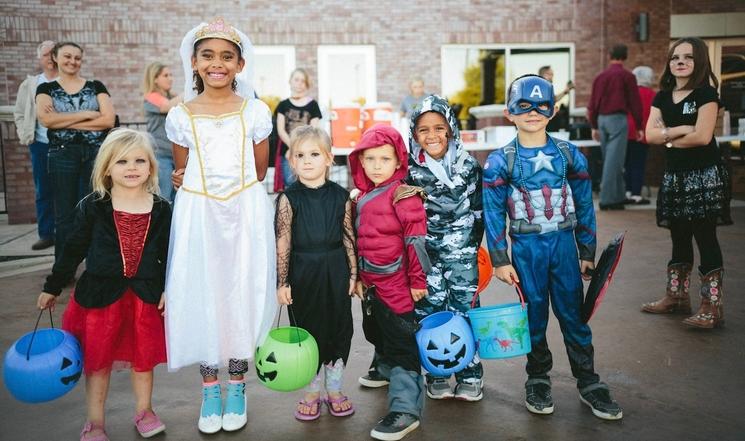 Des enfants en costumes Halloween